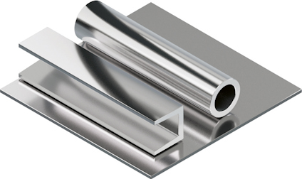 En bit metallplåt, ett metallrör, och två olika metallprofiler ligger på varandra. Alla är av blankt, reflekterande material.