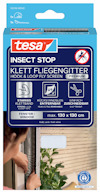 Förpackning med tesa Insect Stop klisterband för flugskärm, 130 x 130 cm, visas fastsatt på ett fönster.